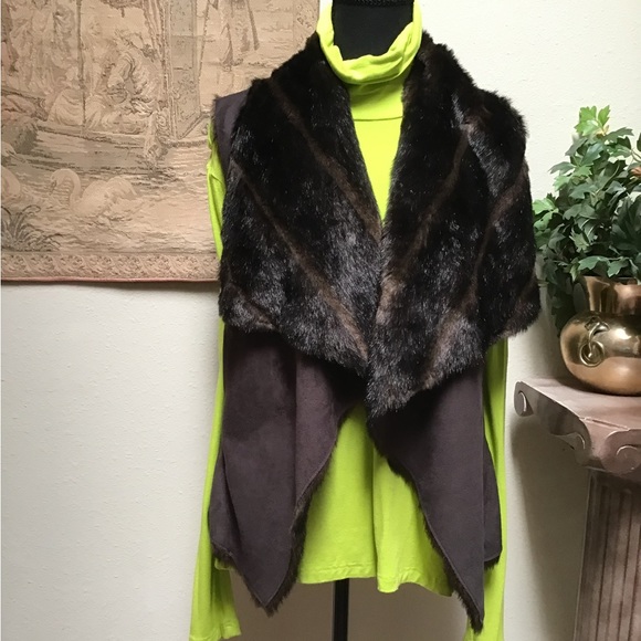 BEBE faux fur vest, the vest is reversible if you take the tags off, size small - Picture 2 of 10